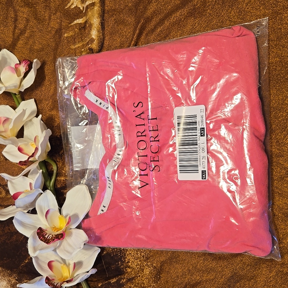 PINK Victoria's Secret V-Neck TEE
